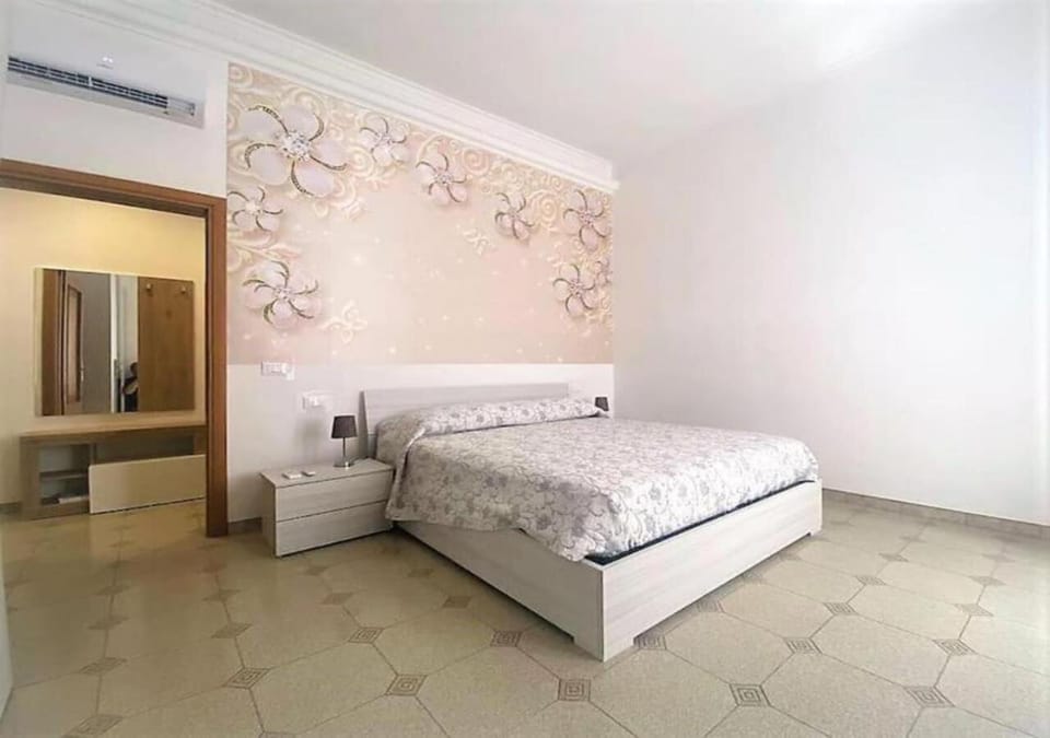 Bed, Photo of the whole room, Decorative detail, Bedroom, air conditioner