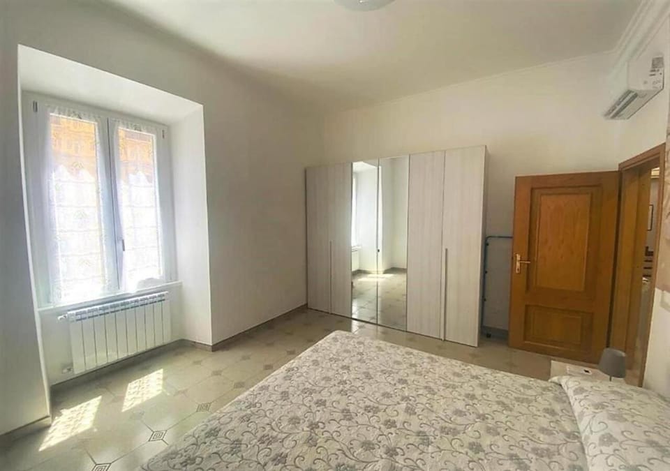 Bed, Photo of the whole room, wardrobe, air conditioner