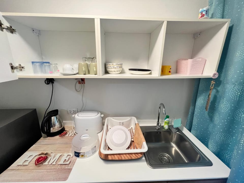 Kitchen or kitchenette, minibar