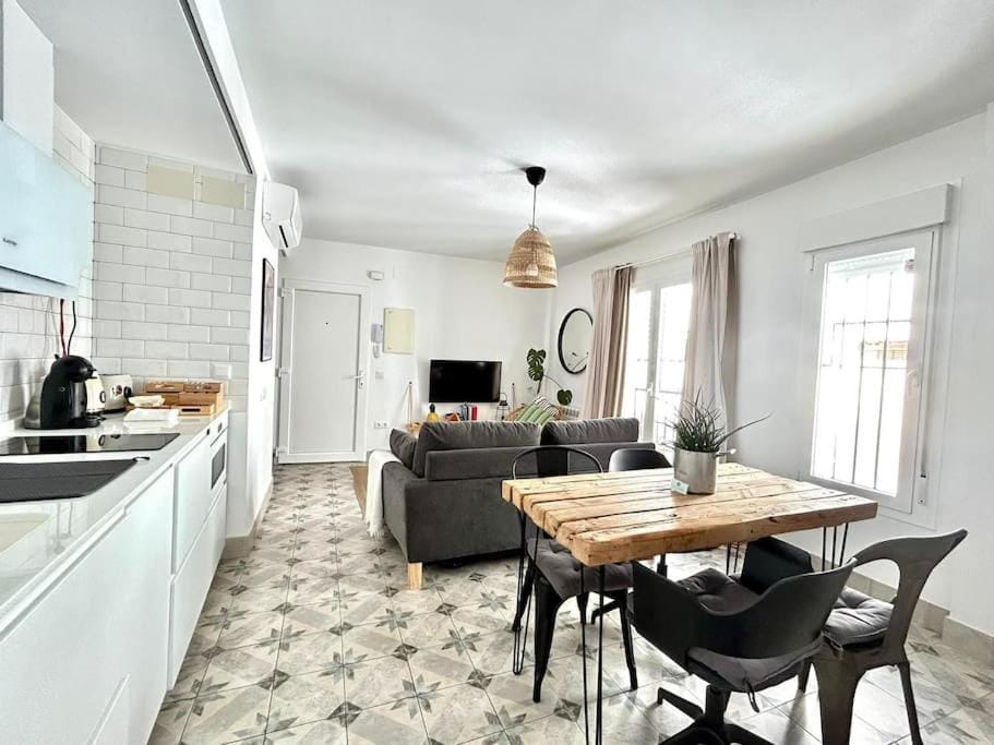 TV and multimedia, Kitchen or kitchenette, Living room, Dining area, minibar, stove