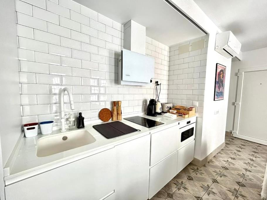 Kitchen or kitchenette, minibar, stove
