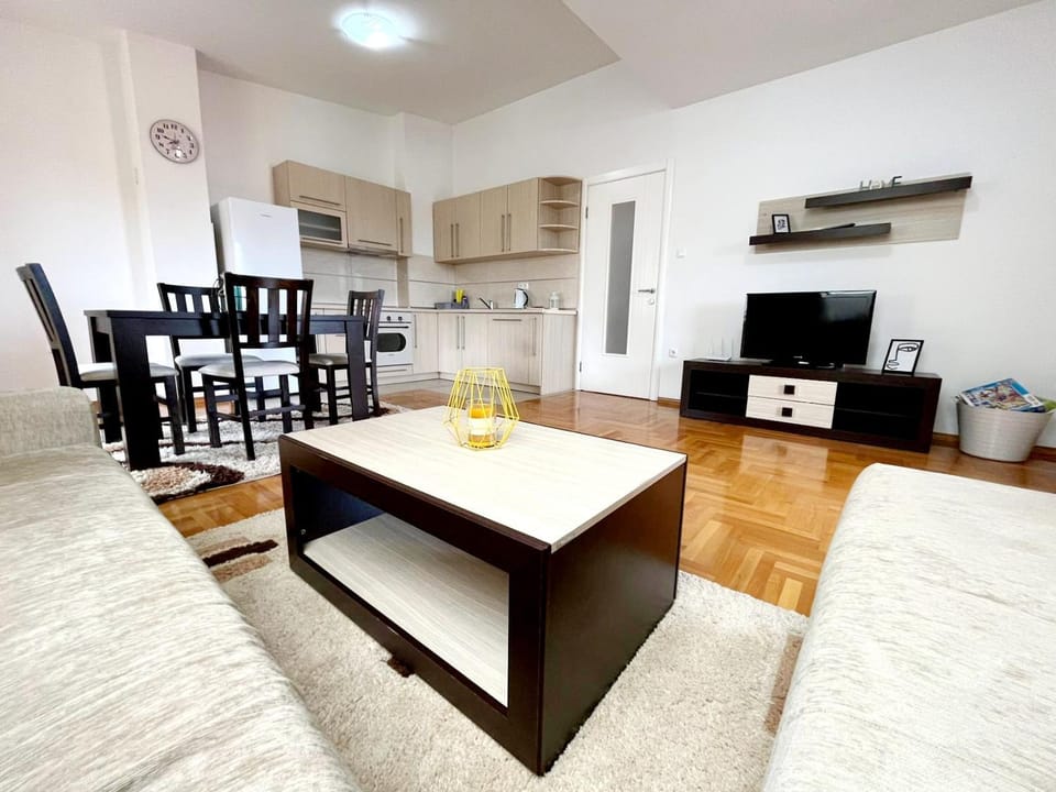 TV and multimedia, Kitchen or kitchenette, Living room, Seating area, Dining area, pet friendly, stove