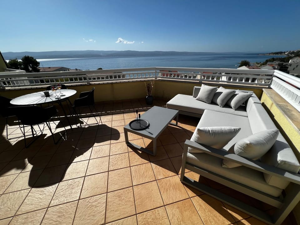 Day, View (from property/room), Balcony/Terrace, Seating area, Dining area, Sea view