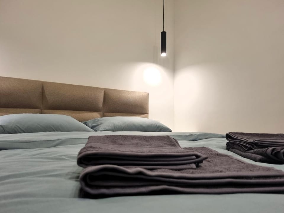 Bed, Photo of the whole room, Bedroom, towels