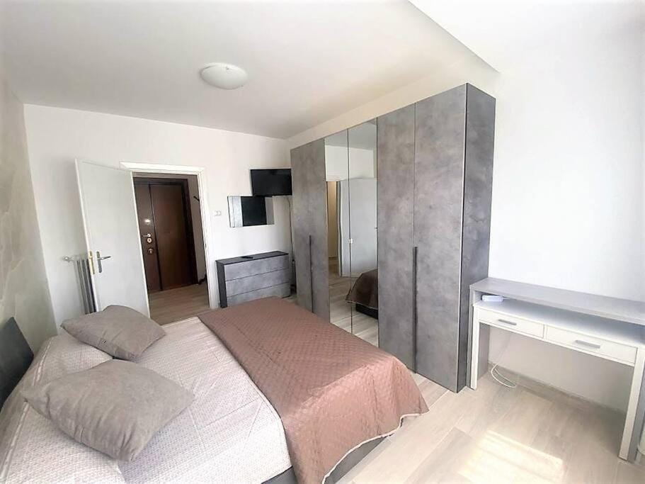 Bed, TV and multimedia, Photo of the whole room, Bedroom, wardrobe