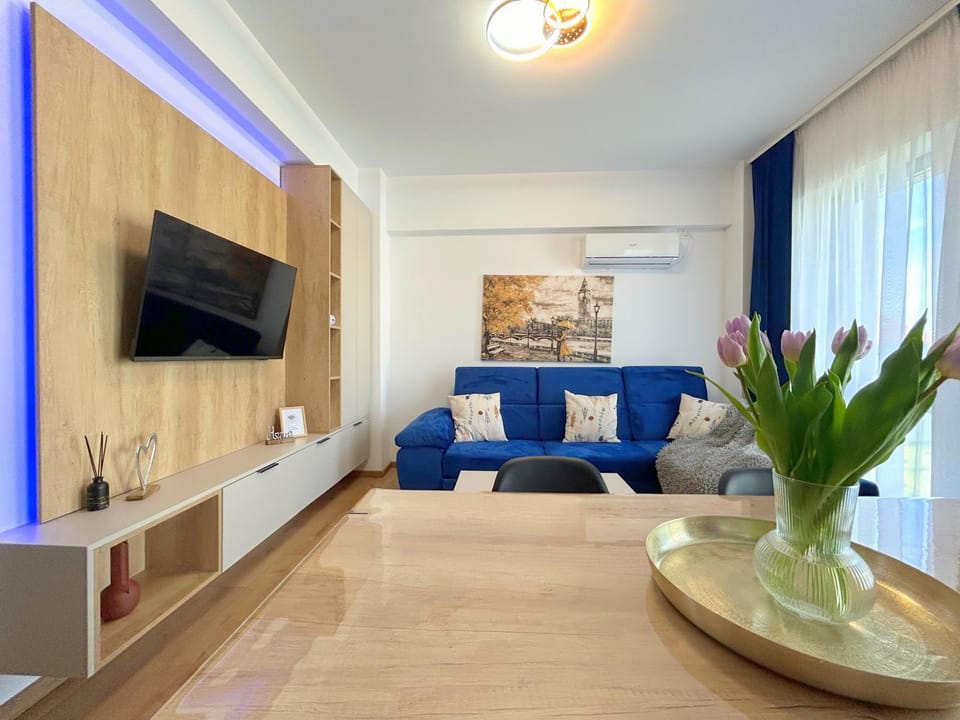 TV and multimedia, Living room, Evening entertainment