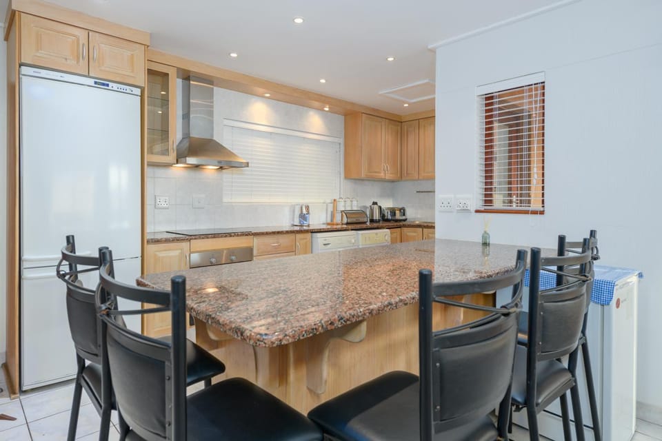 Seating area, kitchen