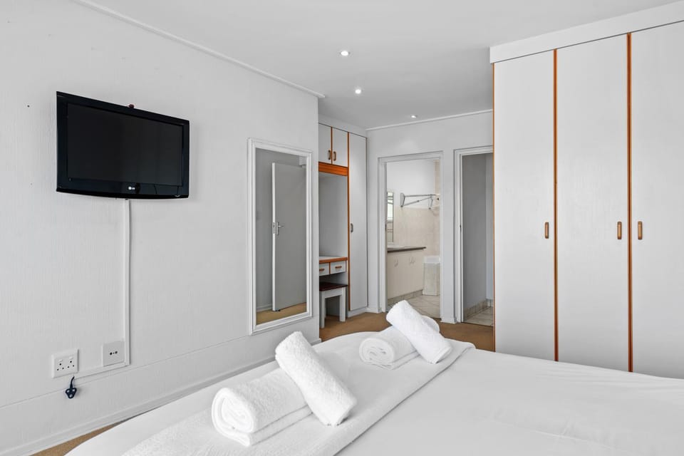 Bed, Bathroom, TV and multimedia, Bedroom, Bath