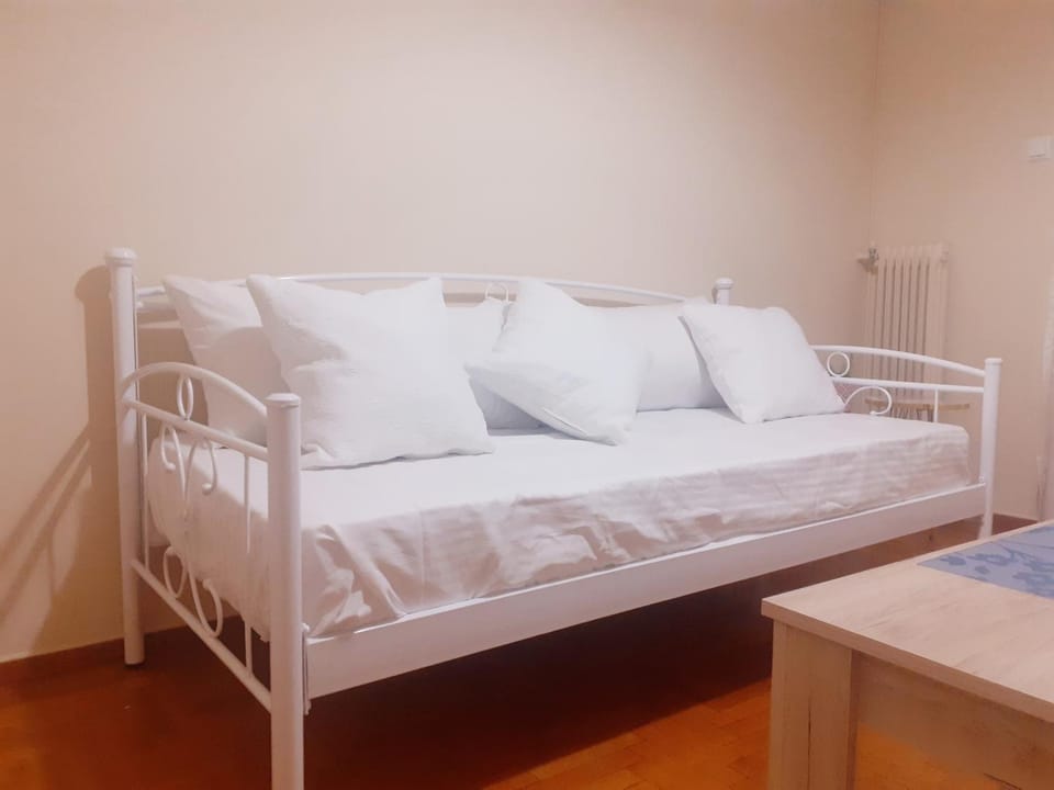 Bed, Living room