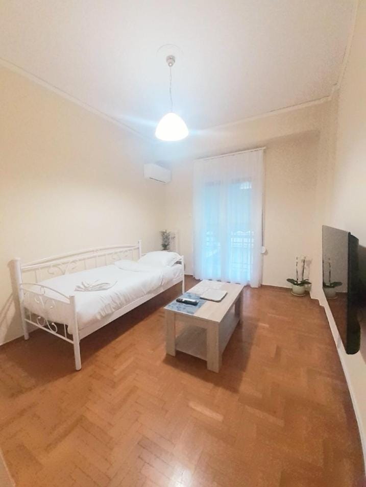 Bed, TV and multimedia, Living room
