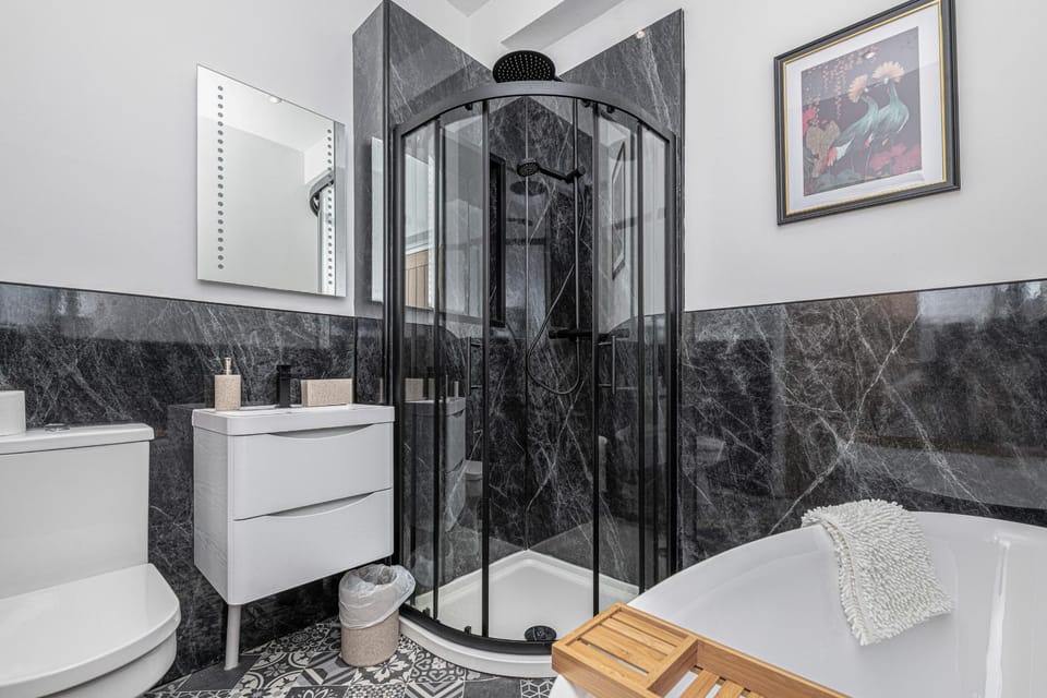 Shower, Toilet, Bathroom, Bath, towels