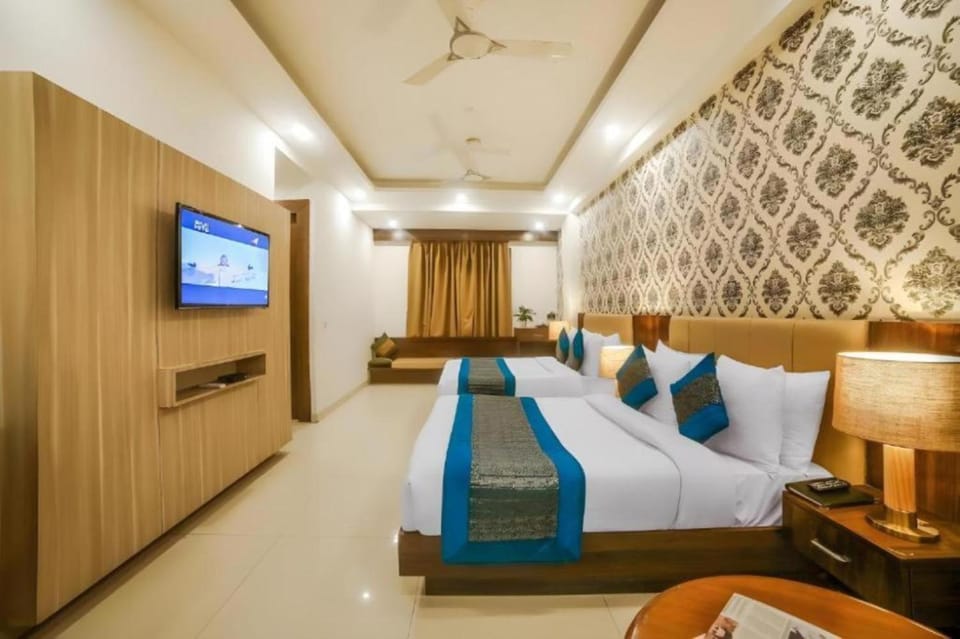 Bed, TV and multimedia, Seating area, Bedroom, air conditioner