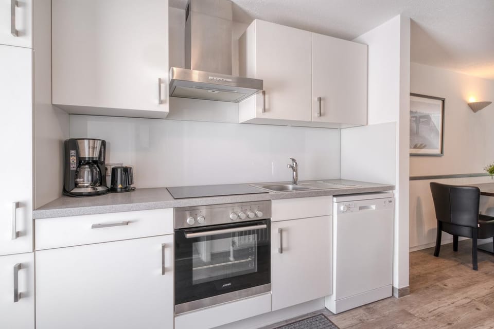 Coffee/tea facilities, Kitchen or kitchenette, Dining area, dishwasher, stove