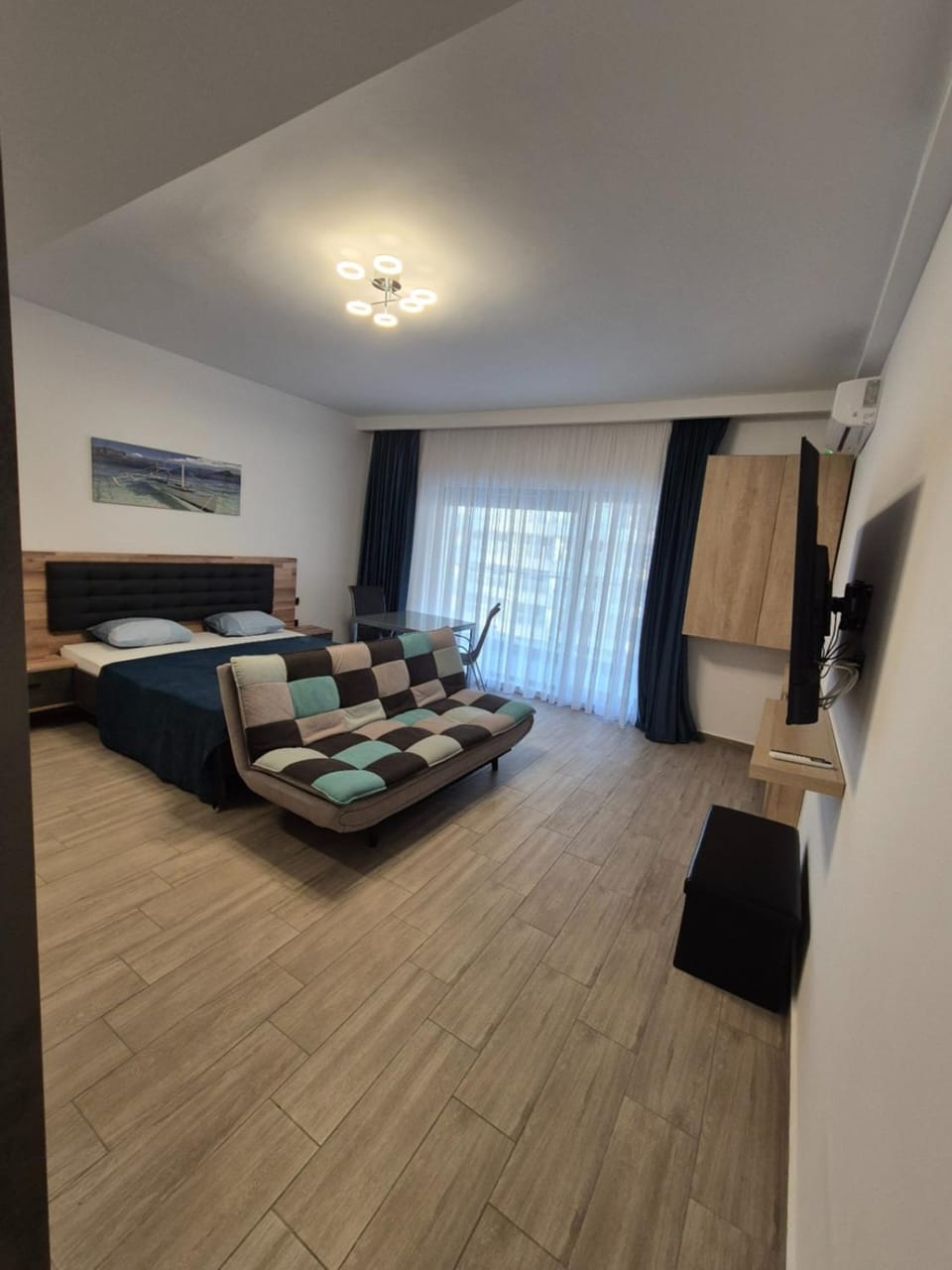 Bed, TV and multimedia, Seating area, air conditioner