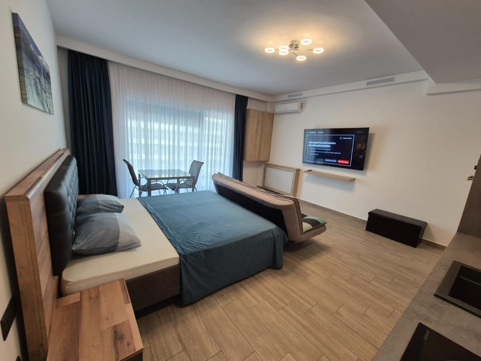 Bed, TV and multimedia, Seating area
