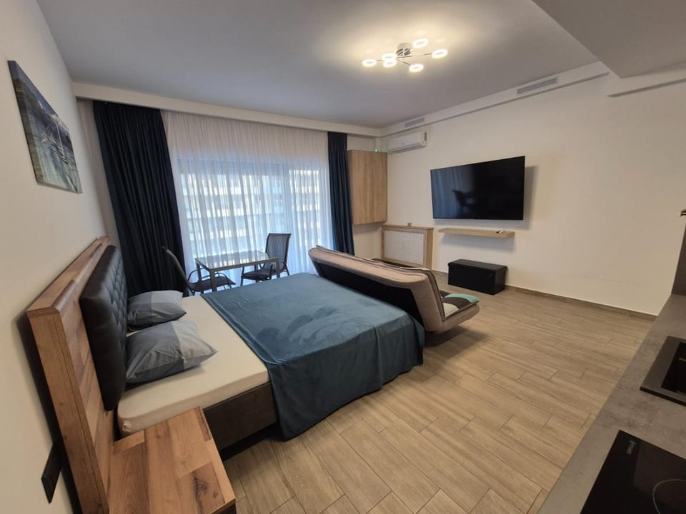 Bed, TV and multimedia, Seating area