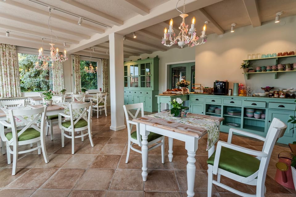 Restaurant/places to eat, Dining area