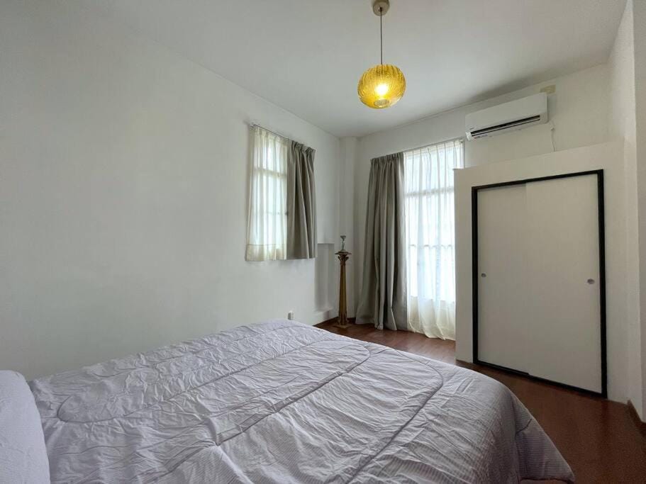 Photo of the whole room, Bedroom, wardrobe, air conditioner