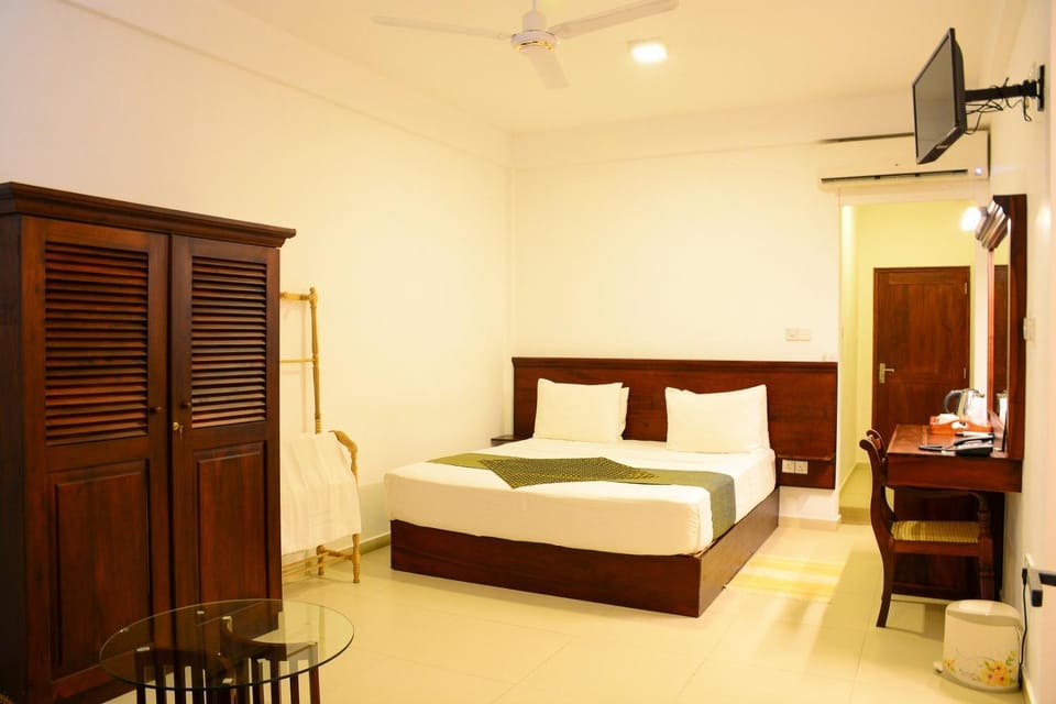 Bed, TV and multimedia, Bedroom, fireplace, hair dresser, wardrobe, air conditioner