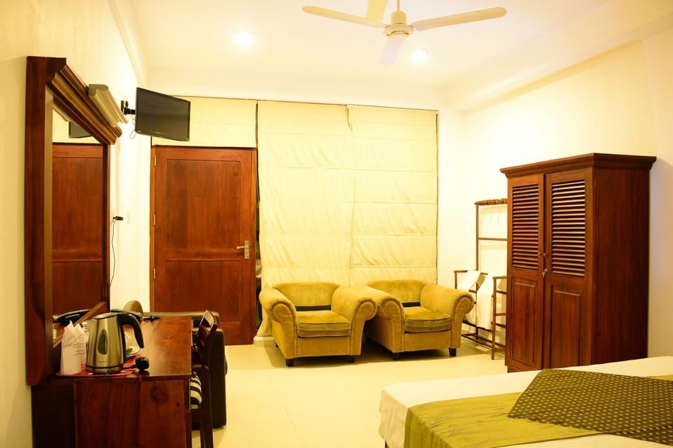 Bed, TV and multimedia, Seating area, Bedroom, fireplace, wardrobe, air conditioner