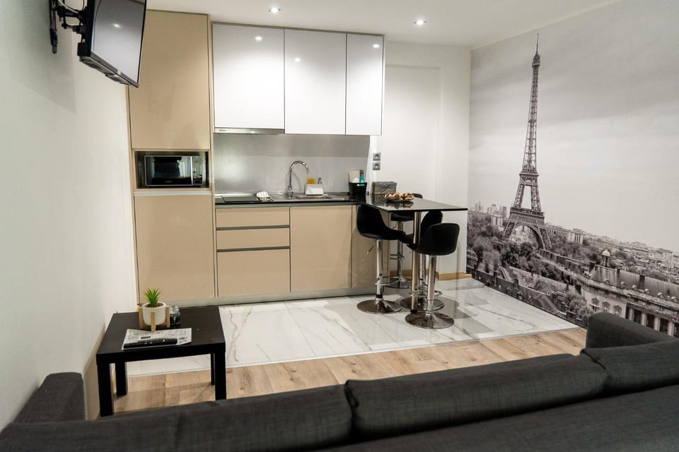 TV and multimedia, Kitchen or kitchenette, Living room, Seating area, Dining area