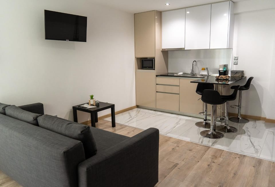 TV and multimedia, Kitchen or kitchenette, Living room, Seating area, Dining area