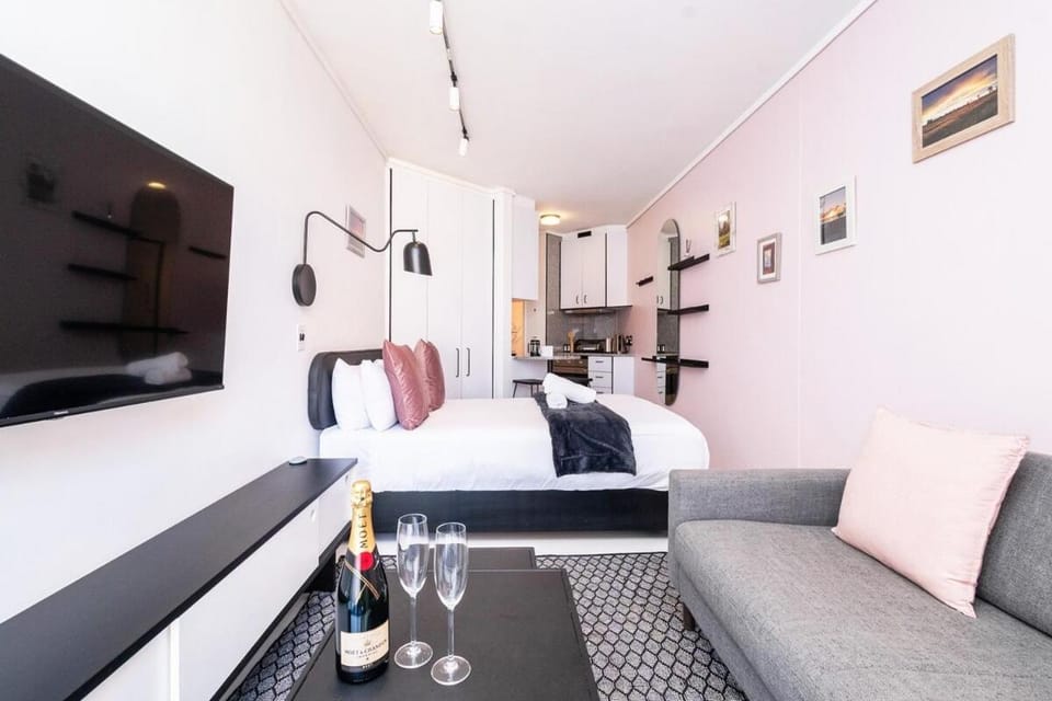 Seapoint Studio Apartment with View Of Lions Head. Apartment in Sea Point