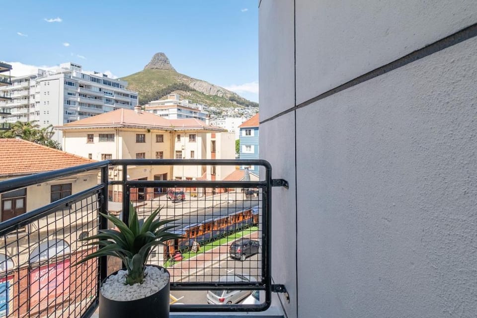 Seapoint Studio Apartment with View Of Lions Head. Apartment in Sea Point