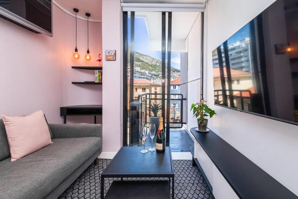 Seapoint Studio Apartment with View Of Lions Head. Apartment in Sea Point