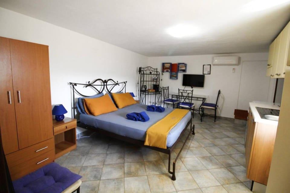 Bed, Photo of the whole room, Bedroom, wardrobe