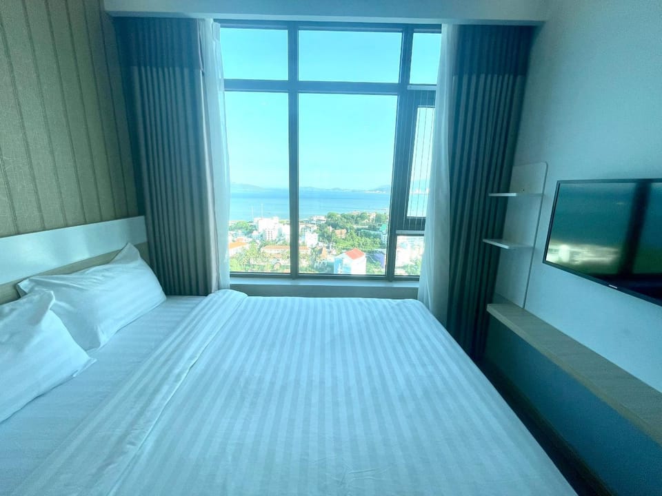 Communal lounge/ TV room, Bed, Natural landscape, TV and multimedia, Photo of the whole room, Evening entertainment, Bedroom, Sea view