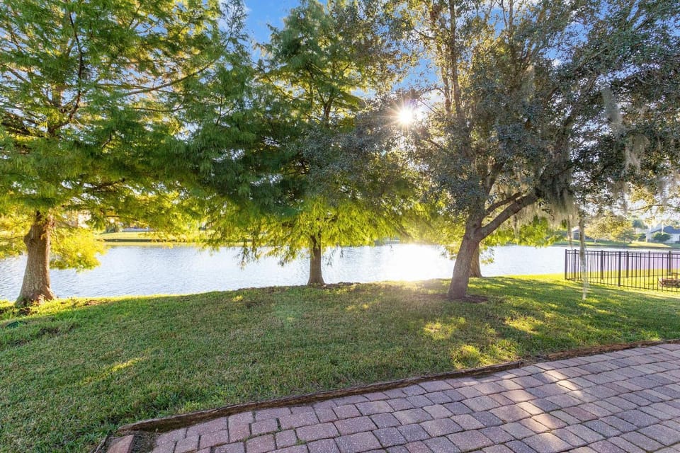 Exquisite Waterfront Retreat - Pet Friendly House in Florida
