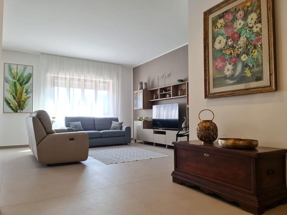 Communal lounge/ TV room, TV and multimedia, Living room, Seating area, Evening entertainment