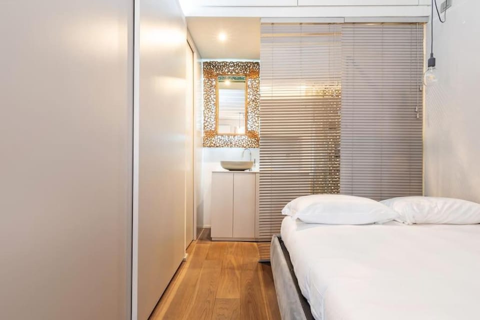 Bed, Bathroom, Living room, wardrobe