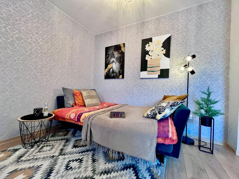 Bed, Living room, Photo of the whole room, Seating area