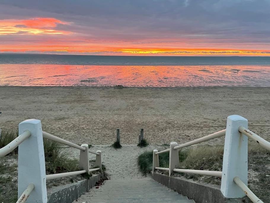 Cottage dans Parc Résidentiel de Loisirs, Piscine, 150M de la mer Chalet in Saint-Pair-sur-Mer