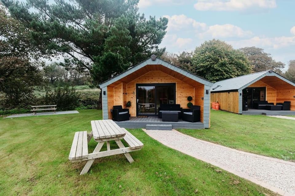 Riverside Retreats - Frankie Parking sleeps 4 Campground/ 
RV Resort in England