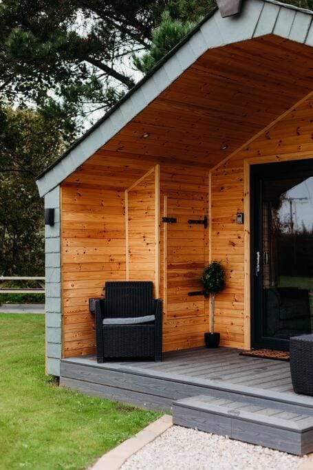 Riverside Retreats - Frankie Parking sleeps 4 Campground/ 
RV Resort in England