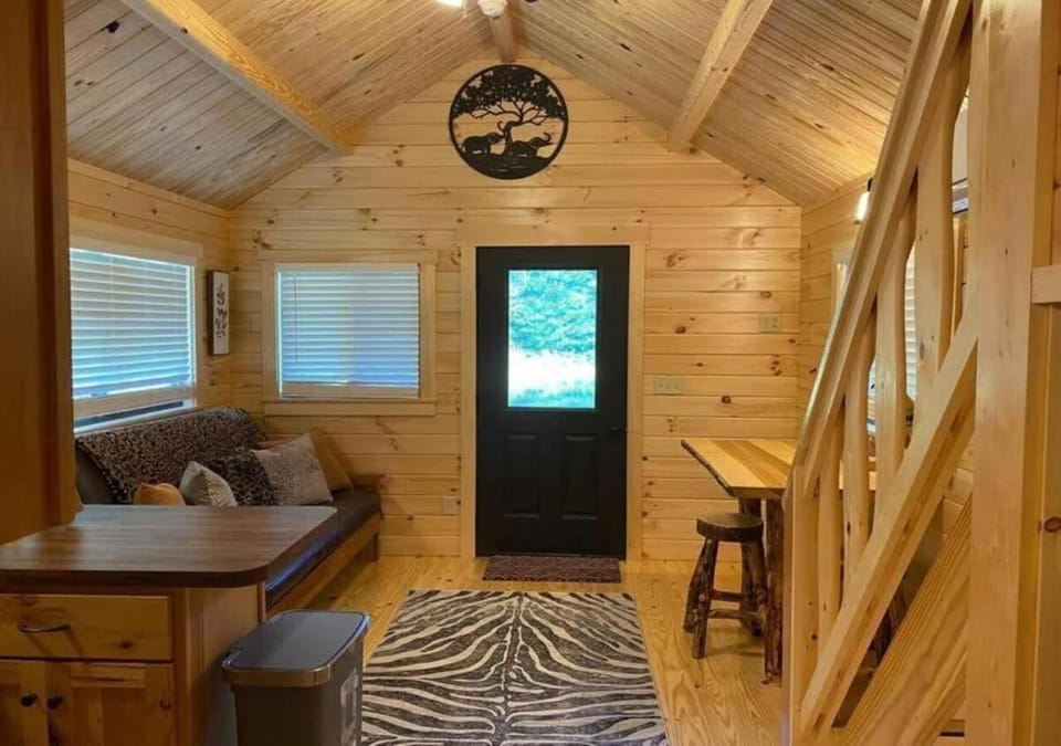 Serene 1BR Cabin near NC Z00 with Loft & Waterview Cabin in North Carolina