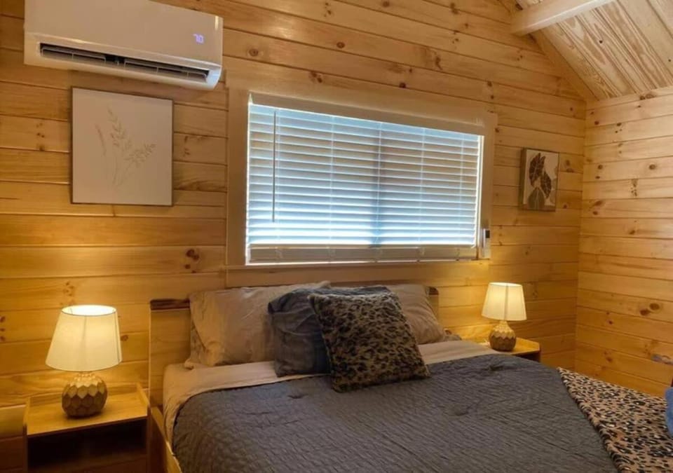 Serene 1BR Cabin near NC Z00 with Loft & Waterview Cabin in North Carolina