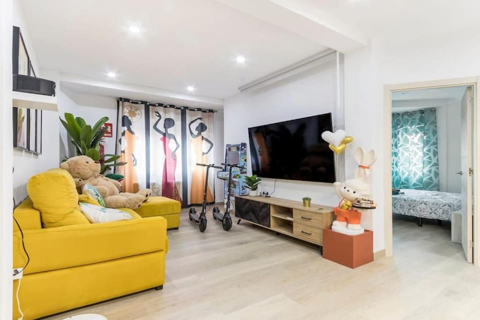 Communal lounge/ TV room, Bed, TV and multimedia, Living room, Photo of the whole room, Seating area, Evening entertainment, Bedroom