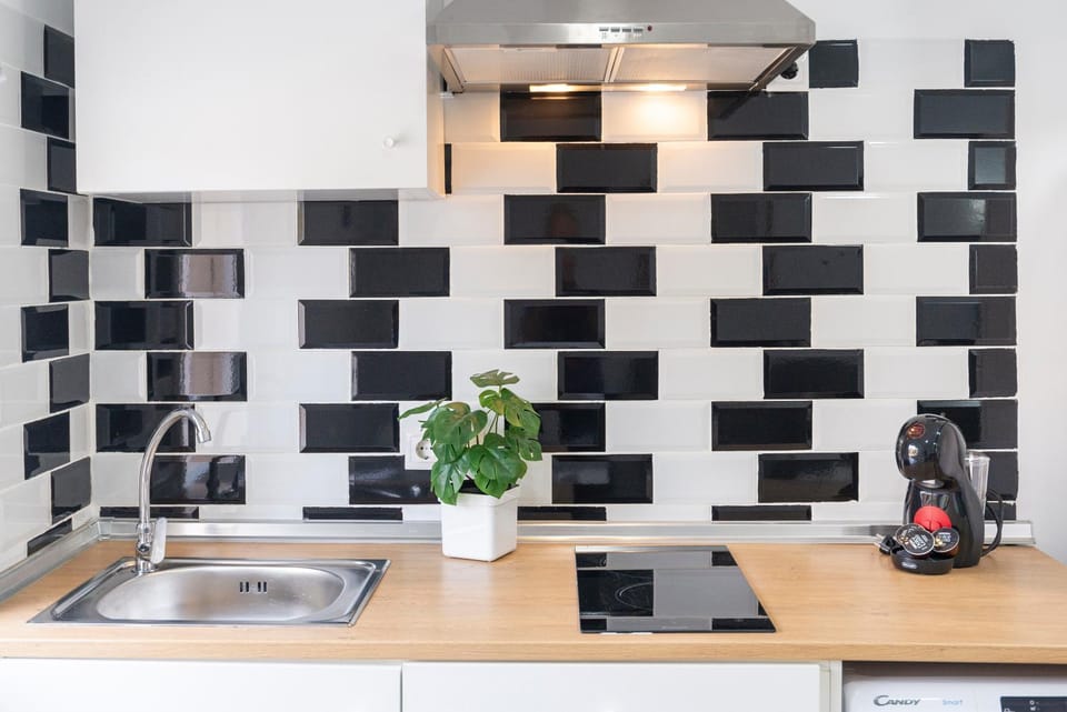 Kitchen or kitchenette, minibar
