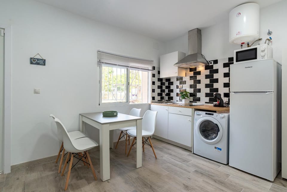 Kitchen or kitchenette, Dining area, minibar, washing machine