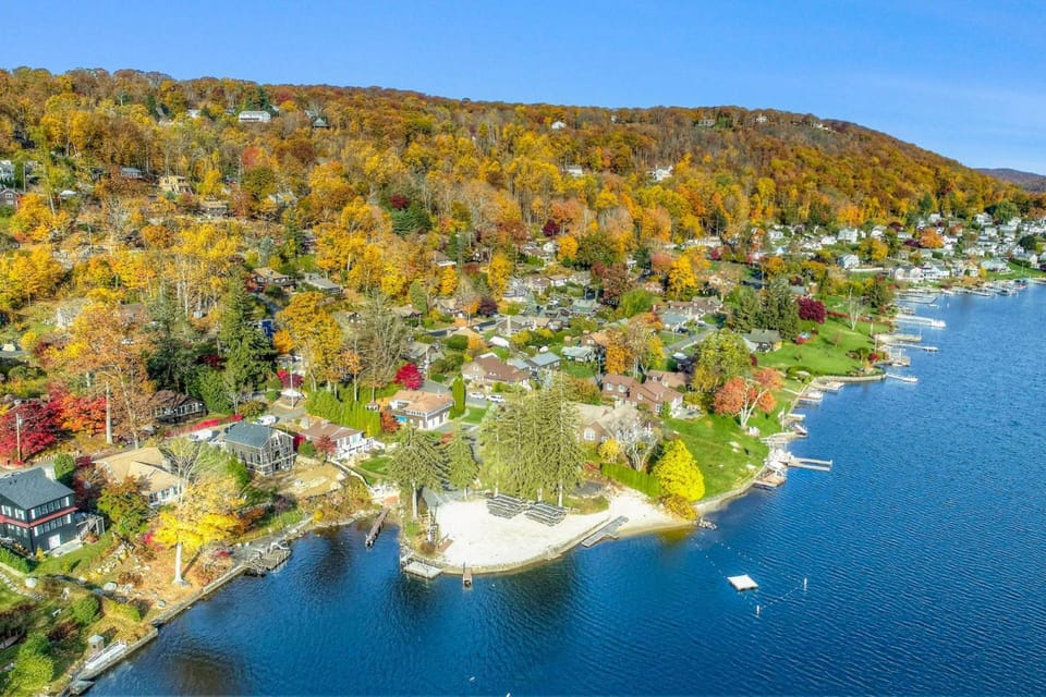 Candlewood Lake House House in New Fairfield