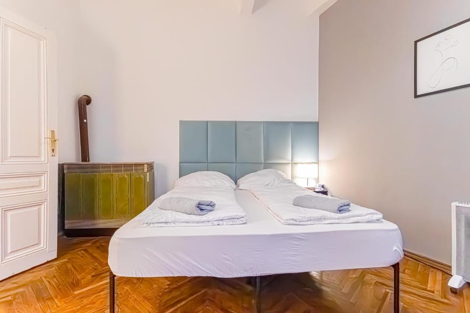 Bed, Bedroom, towels