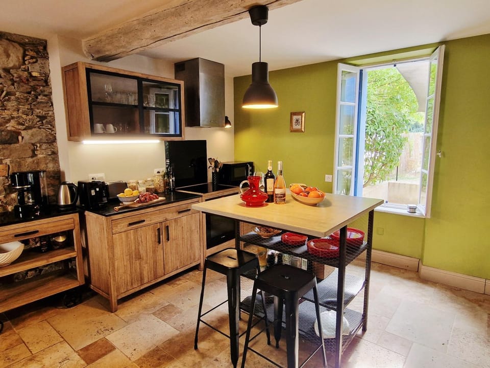 Coffee/tea facilities, Kitchen or kitchenette, stove
