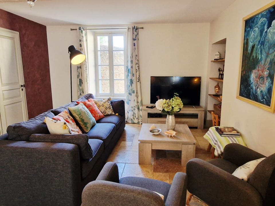 TV and multimedia, Living room, Seating area, Evening entertainment
