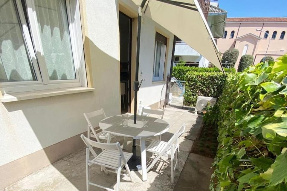 Property building, Garden, Dining area, Garden view