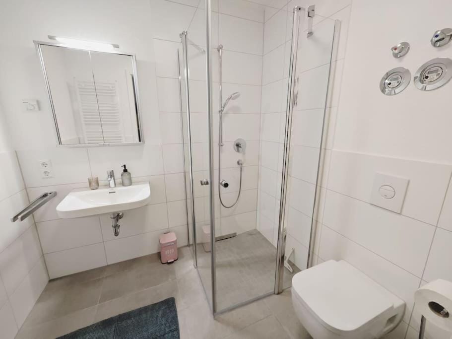 Shower, Toilet, Bathroom, towels