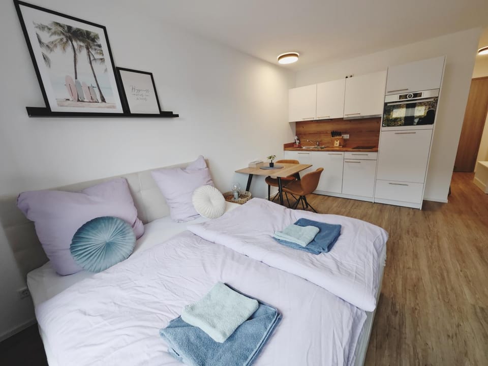 Kitchen or kitchenette, Living room, Photo of the whole room, Seating area, Bedroom, minibar, towels